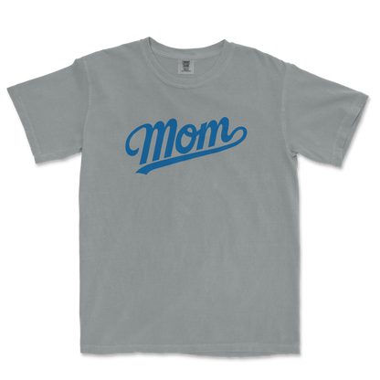 Gray Comfort Colors T-shirt with "Mom" written in bold blue script across the front, designed for LA baseball moms.